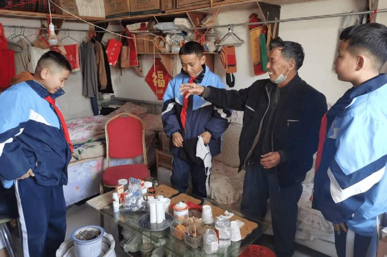 除此之外,富蕴县团委,少工委还组织少先队员开展一系列学雷锋特色活动